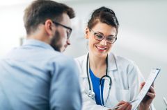 A klinikai vizsgálat előtti szűrővizsgálat során a szakemberek ellenőrzik a részvételi feltételek teljesülését.